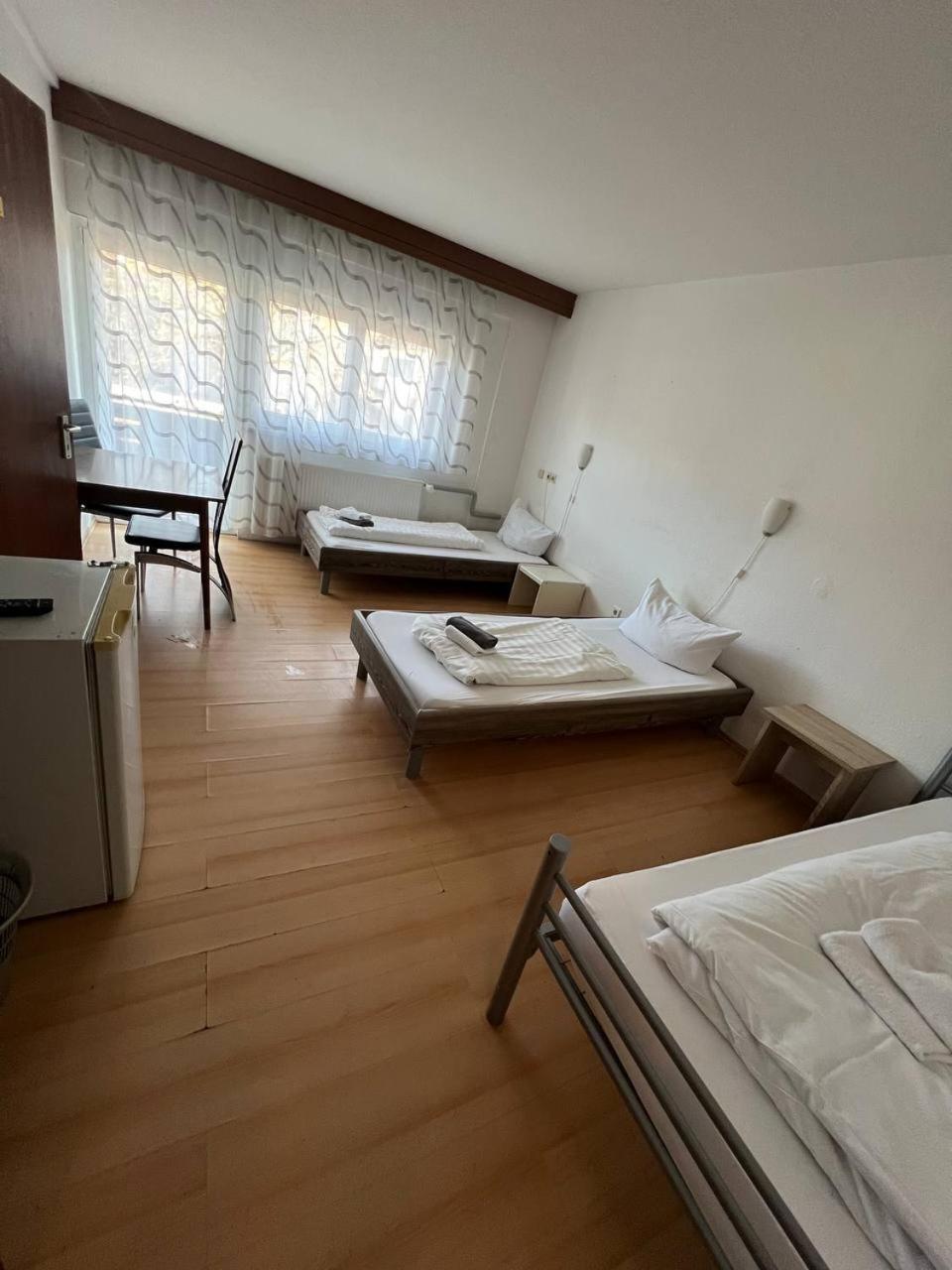 Monteurzimmer - คาร์ลสบาด ภายนอก รูปภาพ